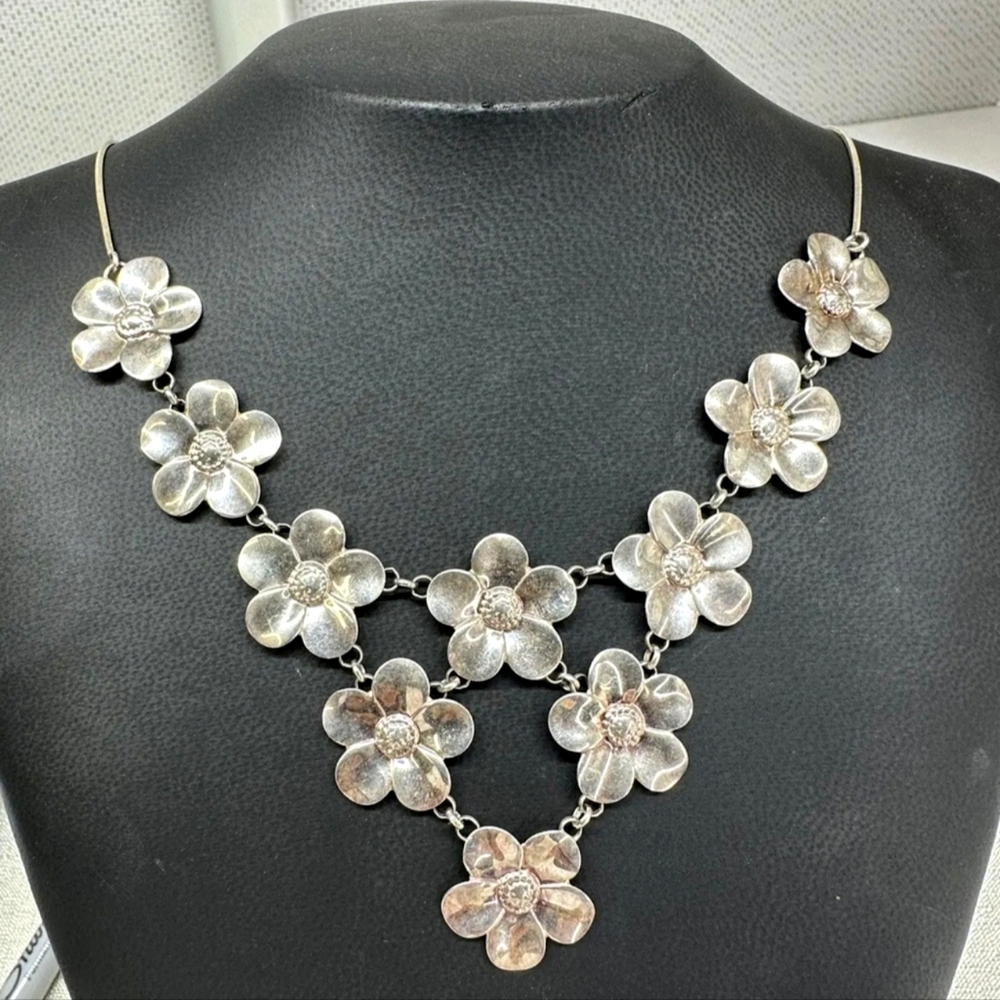 VINTAGE PAOLA VALENTINI Sterling silver dogwood poppy flower necklace